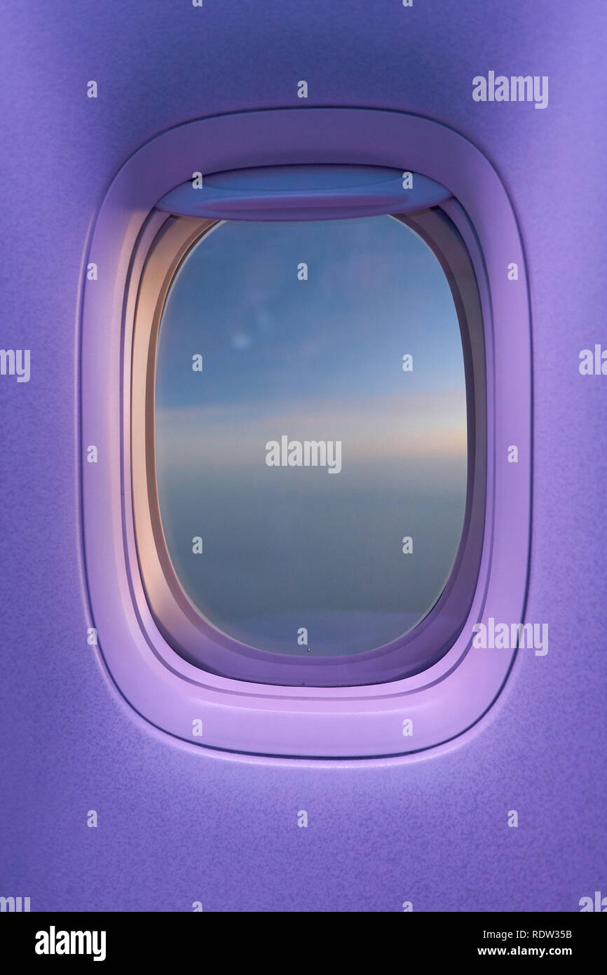 Immagine ravvicinata di una finestra in aeromobili moderni. Foto Stock