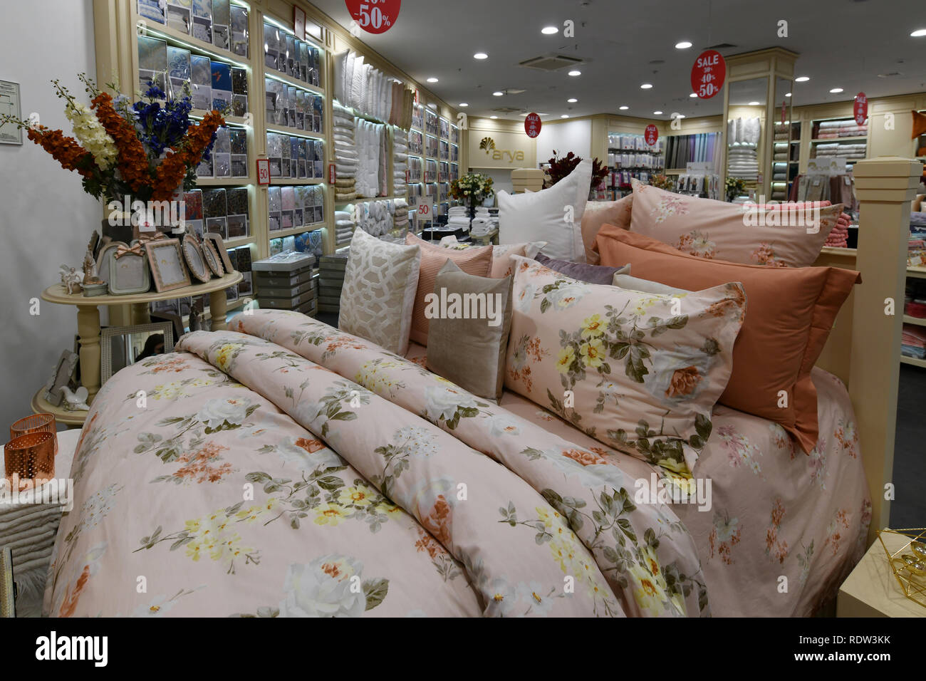 Mosca, Russia - 18 gennaio. 2019. Letto con cuscini in interno del bagno turco Arya Home store Foto Stock