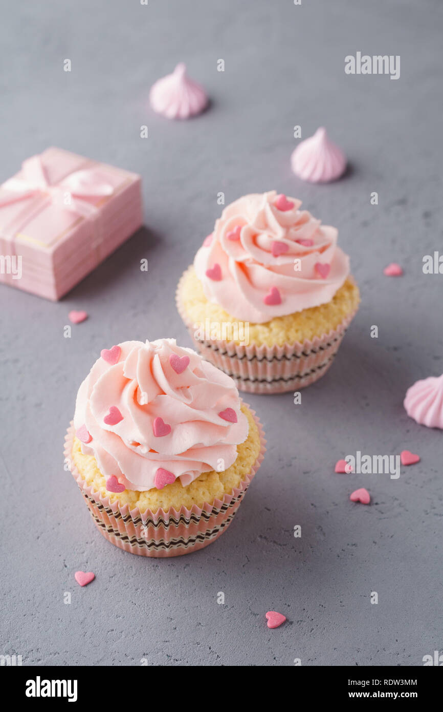 Tortini di vaniglia con rosa di glassa di lampone per il giorno di San Valentino o matrimoni. Foto Stock