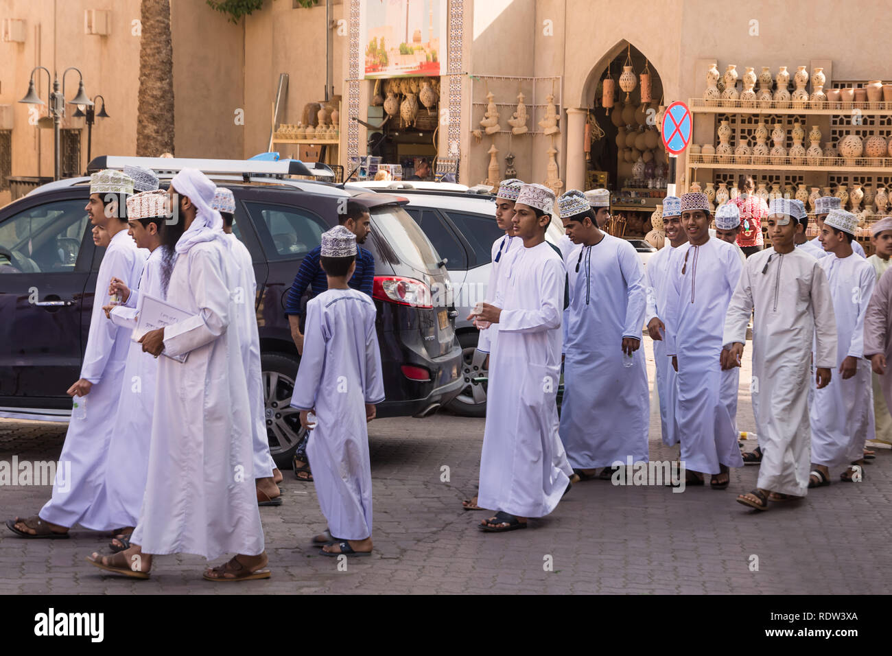 Nizwa, Oman - 2 Novembre 2018: un gruppo di ragazzi dell'Oman in abiti tradizionali con dishdasha e kuma a Nizwa market Foto Stock