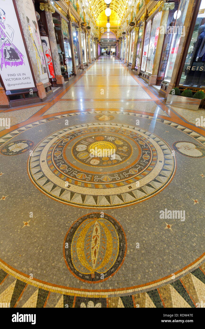 County Arcade è parte del quartiere di Victoria complesso per lo shopping a Leeds. Foto Stock