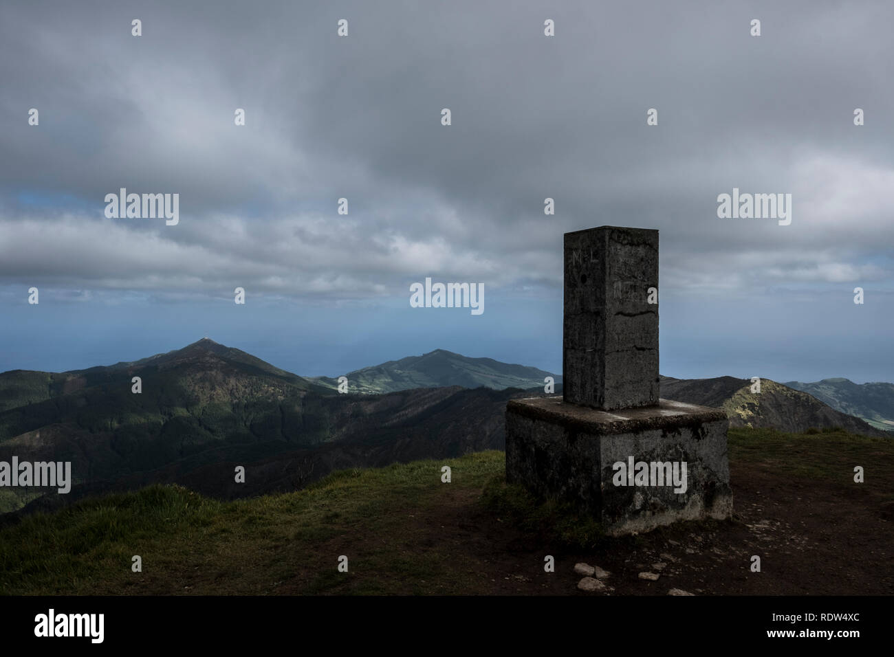 São Miguel, Açores, Portogallo - 28 Aprile 2018: marchio geodetica sulla cima di Pico da Vara, il punto più alto della città di São Miguel Foto Stock