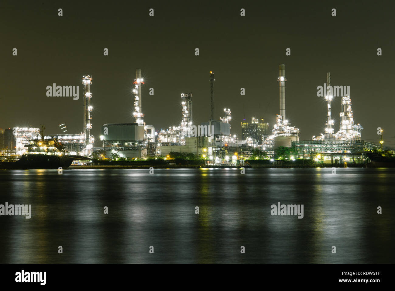 Notte tempo di raffinazione di olio vegetale di settore. Vista del trattamento gas di fabbrica. Industria petrolifera e del gas impianto petrolchimico a Bangkok ,Thailandia Foto Stock