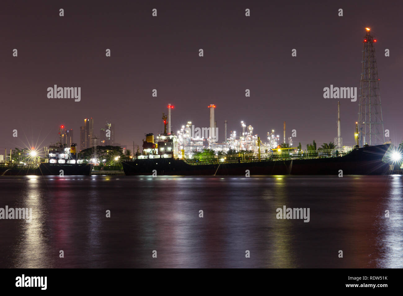 Notte tempo di raffinazione di olio vegetale di settore. Vista del trattamento gas di fabbrica. Industria petrolifera e del gas impianto petrolchimico a Bangkok ,Thailandia Foto Stock