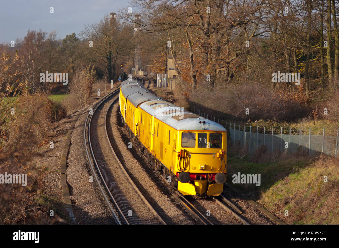 Una coppia di classe 73 elettro locomotive diesel in tutta la guida della rete livrea vicino a Chertsey nel Surrey. Foto Stock