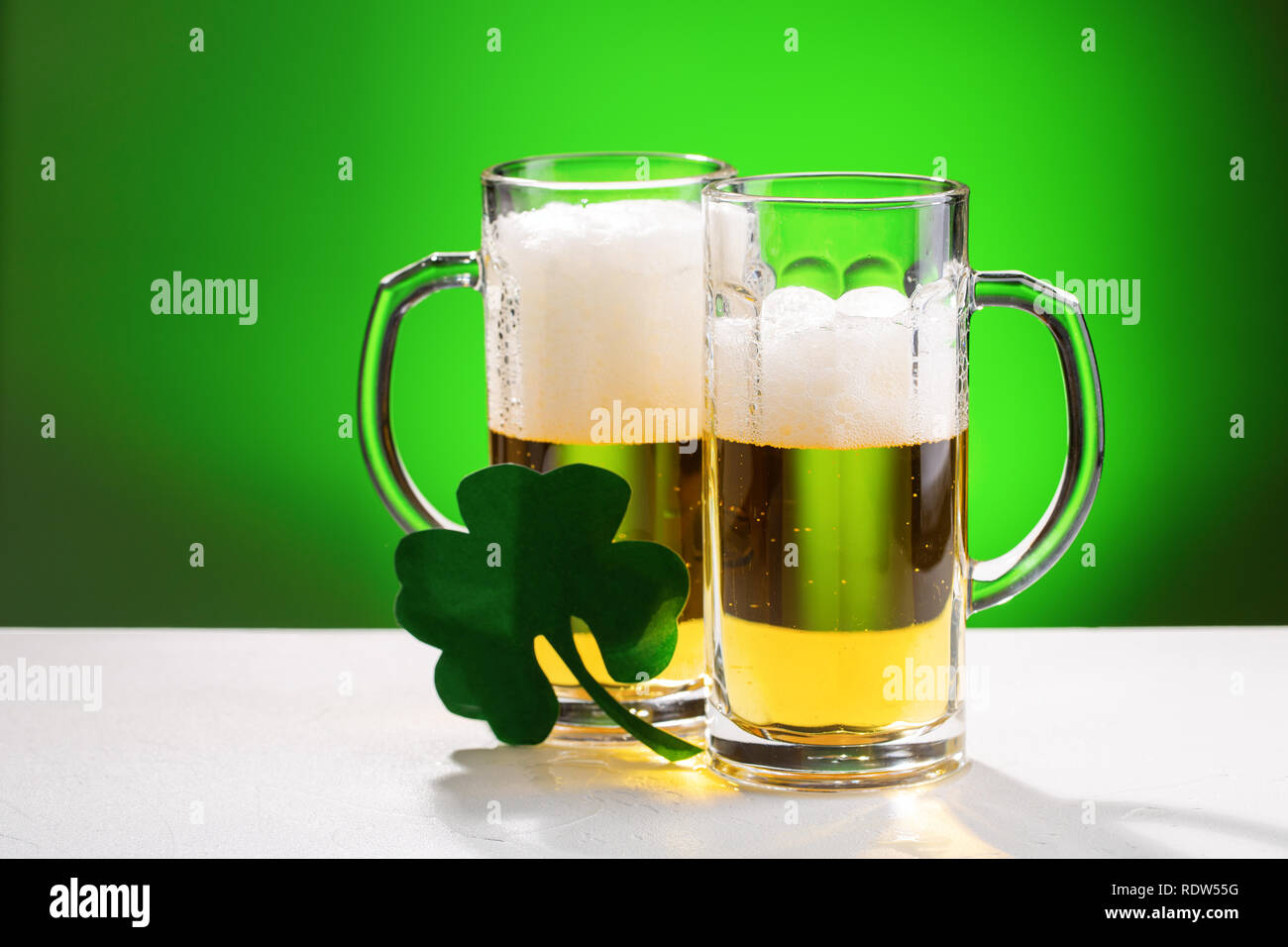 Due boccali di birra. Concetto per il giorno di San Patrizio. Foto Stock