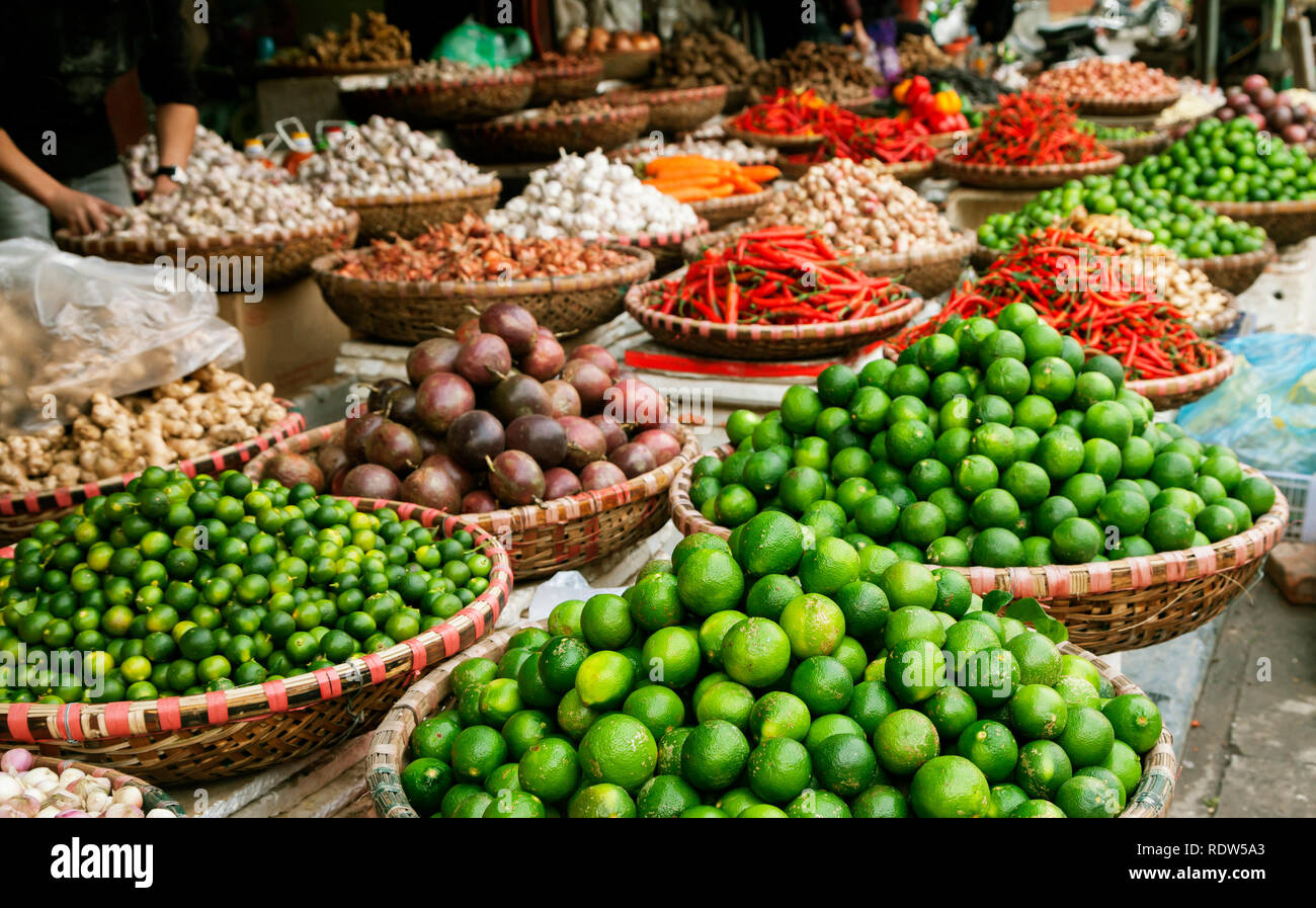 Frutta e spezie in un mercato in Vietnam Foto Stock