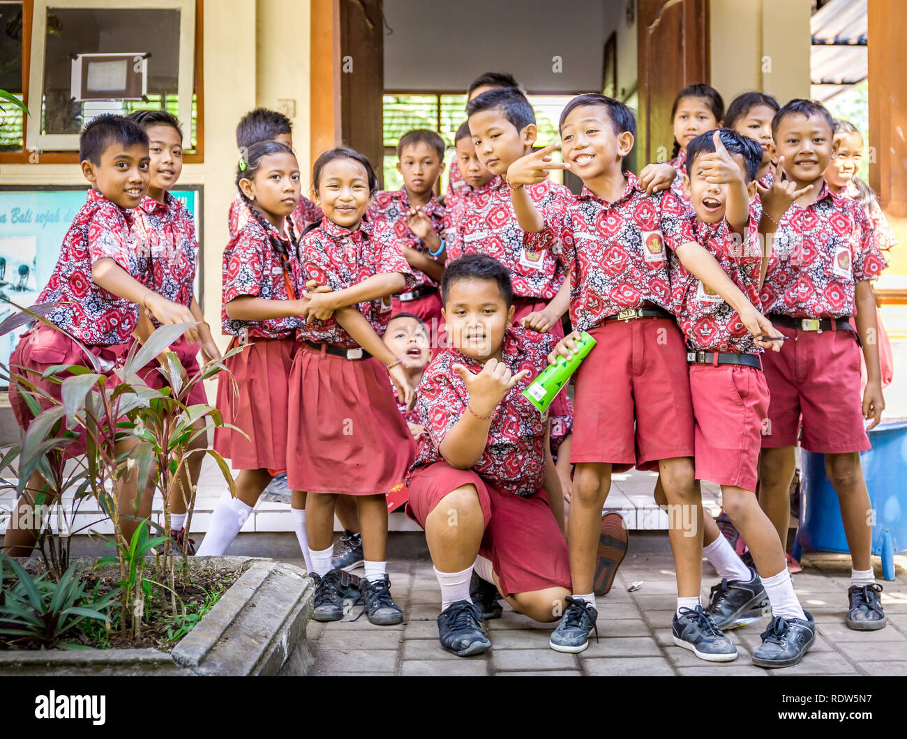 BALI, Indonesia - 25 Aprile 2018: giovani allievi felici balinese indossa abiti di scuola a studiare presso la scuola primaria sull isola di Bali, Indonesia Foto Stock