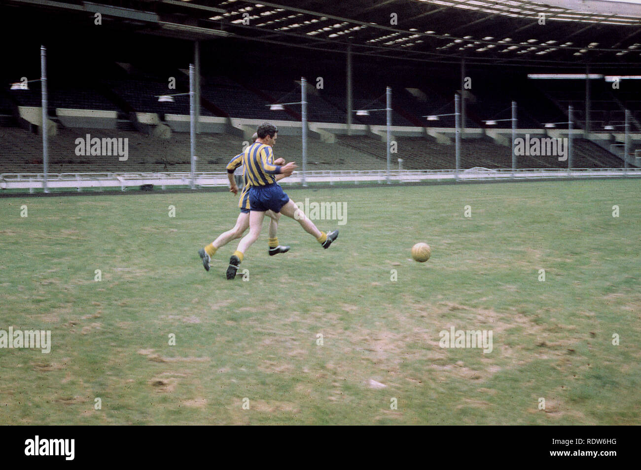 Anni Settanta, Wembley Stadium, due calciatori dilettanti avente un kick circa sulla famosa turf, Wembley, London, England, Regno Unito Foto Stock