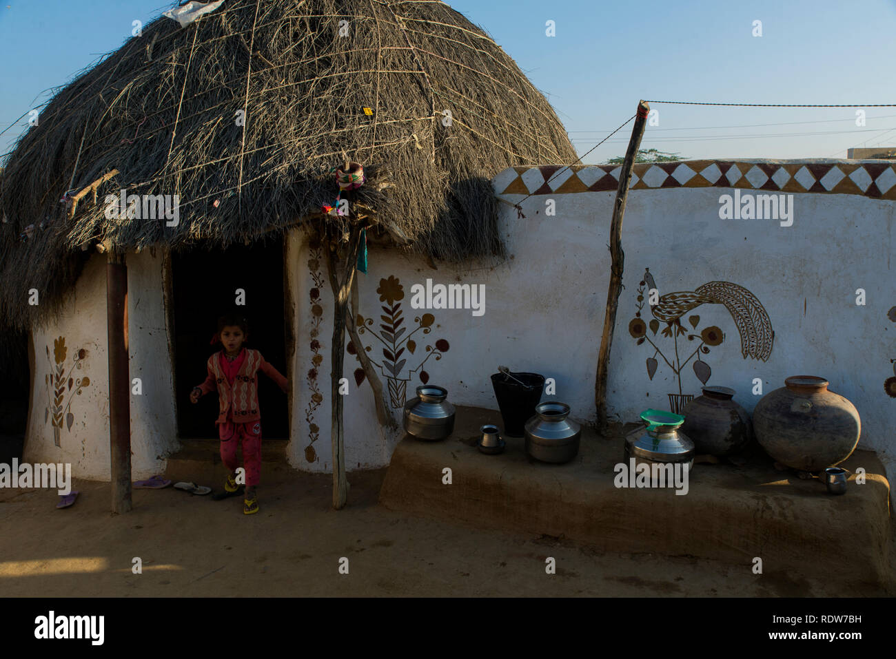 Un bambino in un villaggio nel deserto di Thar, Rajasthan Foto Stock