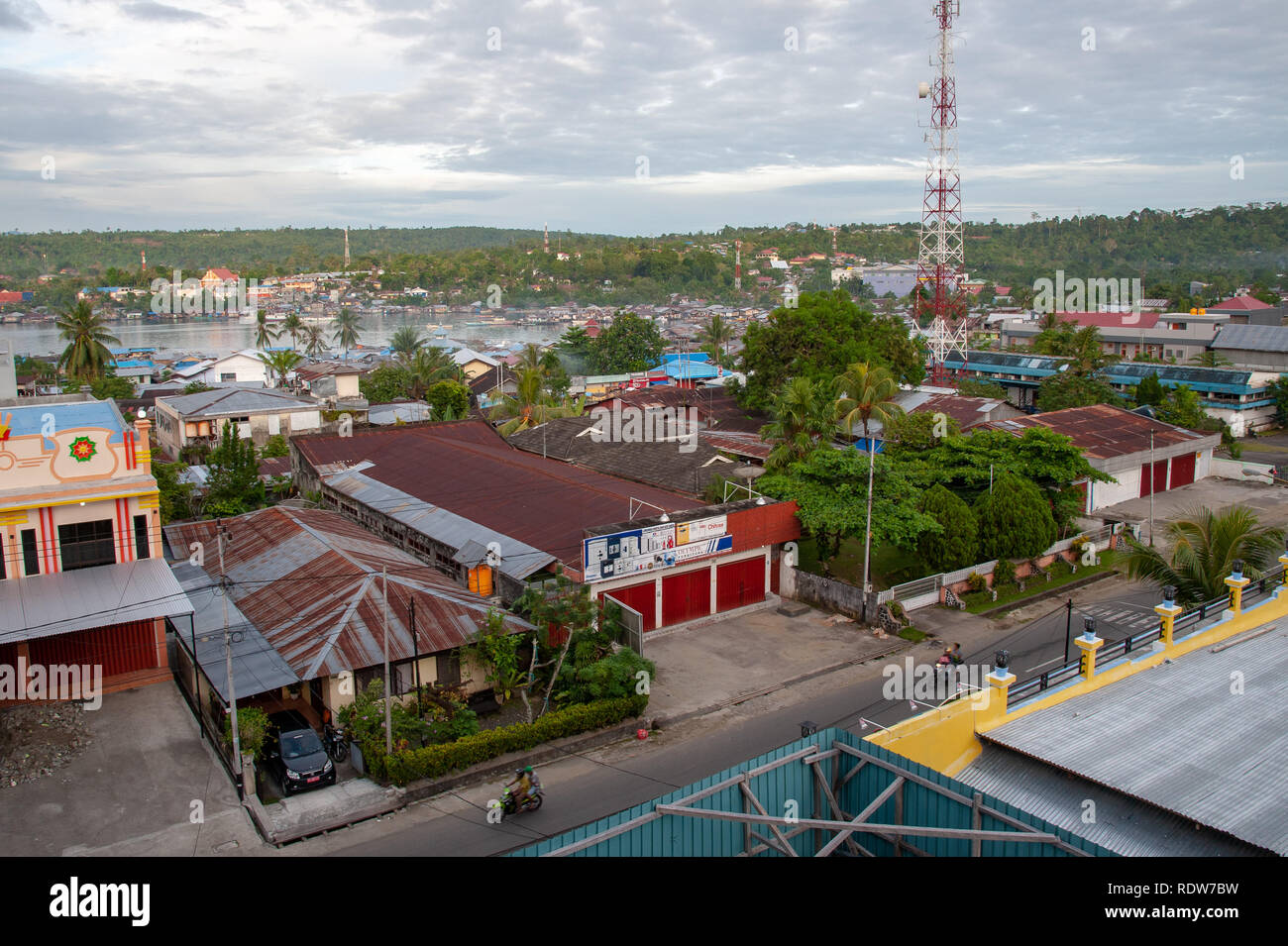 Vista su Manokwari, Papua occidentale, in Indonesia Foto Stock