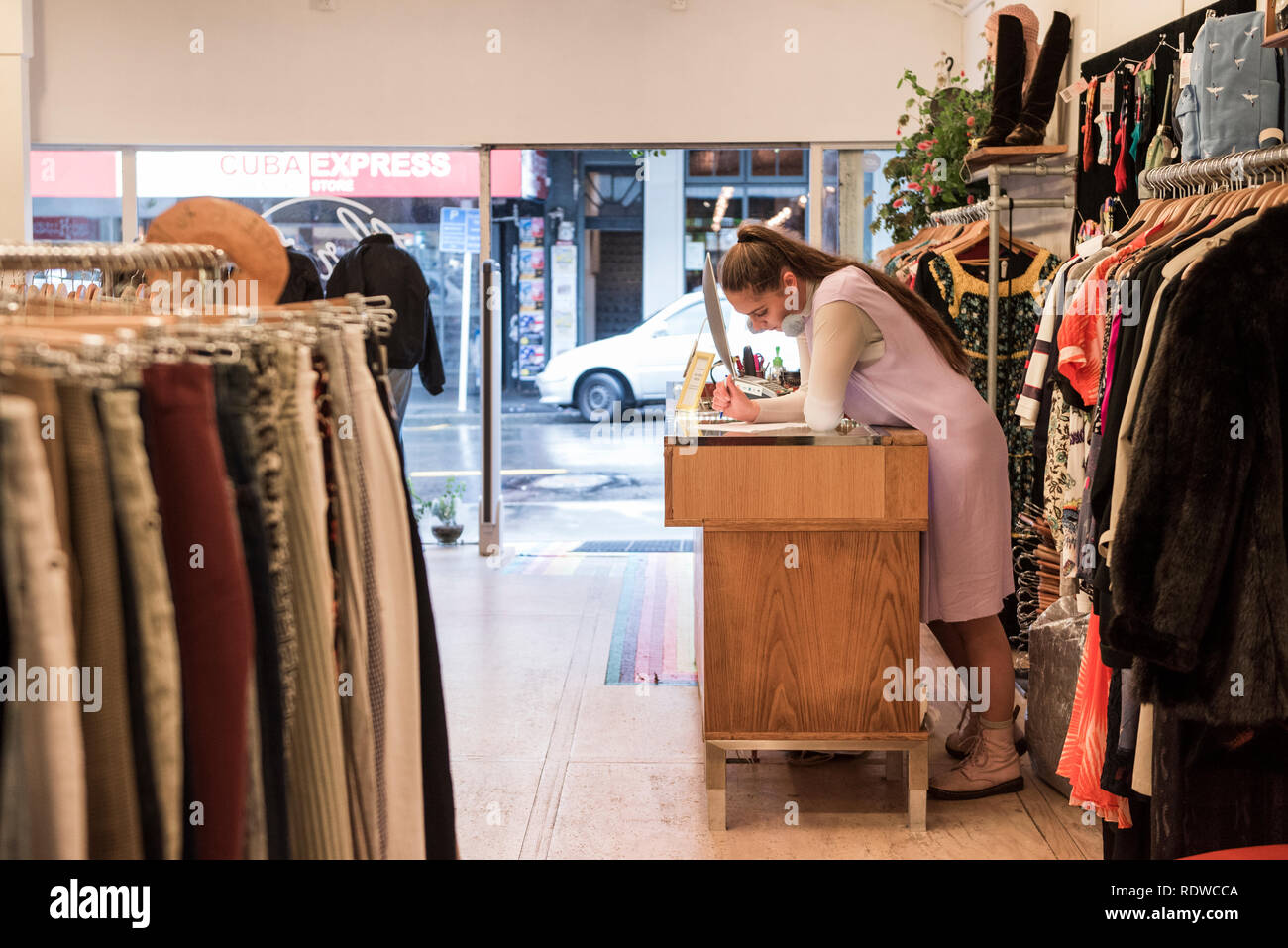 La parsimonia è uno dei molti popolari di seconda mano, vintage e abbigliamento retrò negozi trovati in Wellington. Indirizzo: 162 Cuba St, Te Aro, Wellington 6011, N Foto Stock