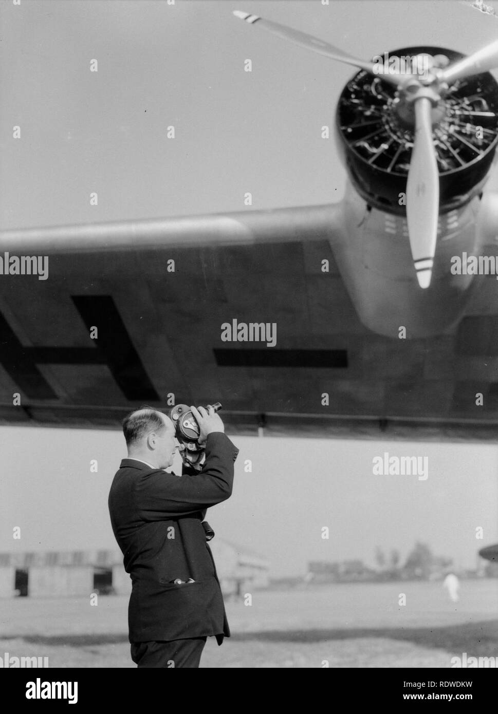 Anthony Fokker ha incontrato filmcamera bij het vliegtuig Arend op het platform van luch, Bestanddeelnr 190-0080. Foto Stock