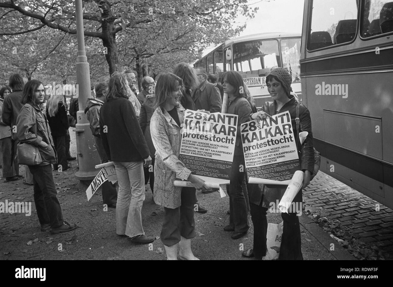 Antikalkardemonstranten vertrekken incontrato spandoeken en vanaf bussen Foto Stock