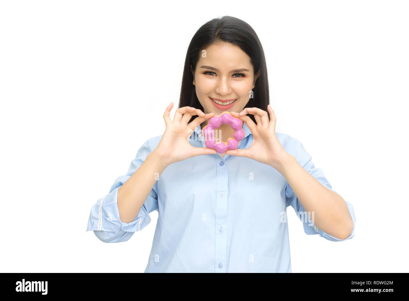 Close up ritratto di un divertente sorridente donna asiatica holding ciambella isolati su sfondo bianco. Foto Stock