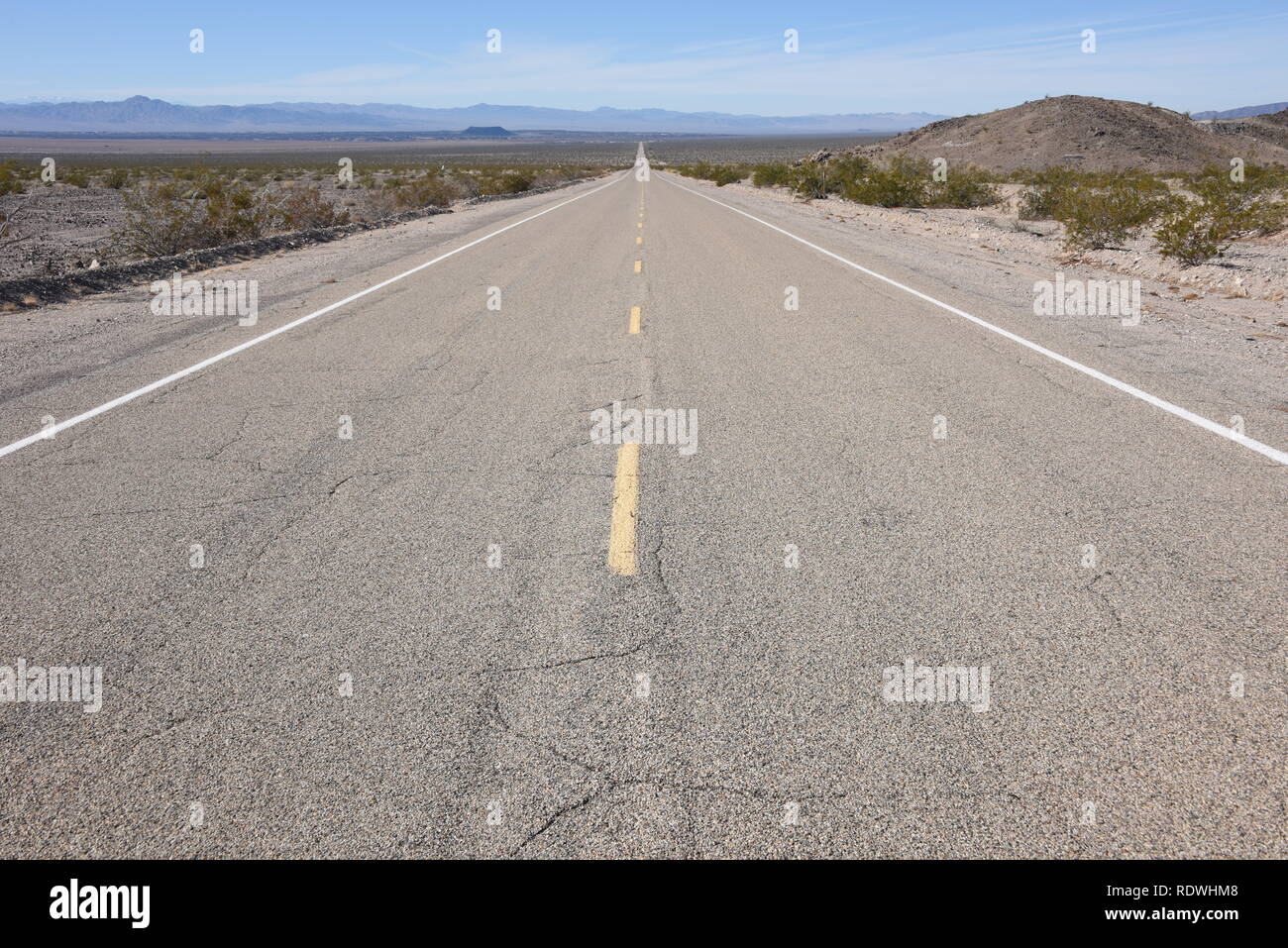 La storica Route 66 vicino Amboy, California, shot in basso al centro della strada Foto Stock