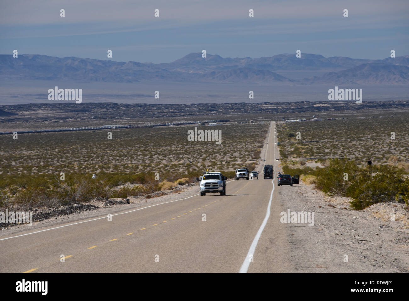 Guardando ad ovest sulla storica Route 66 vicino Amboy, California Foto Stock