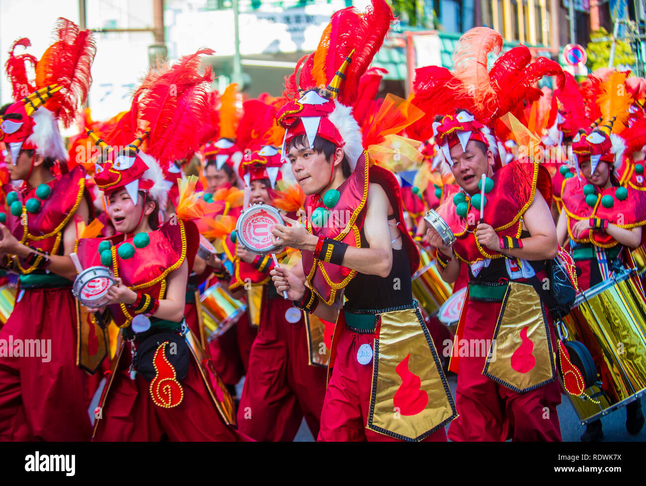 Partecipanti al carnevale di Asakusa samba a Tokyo Giappone Foto stock -  Alamy