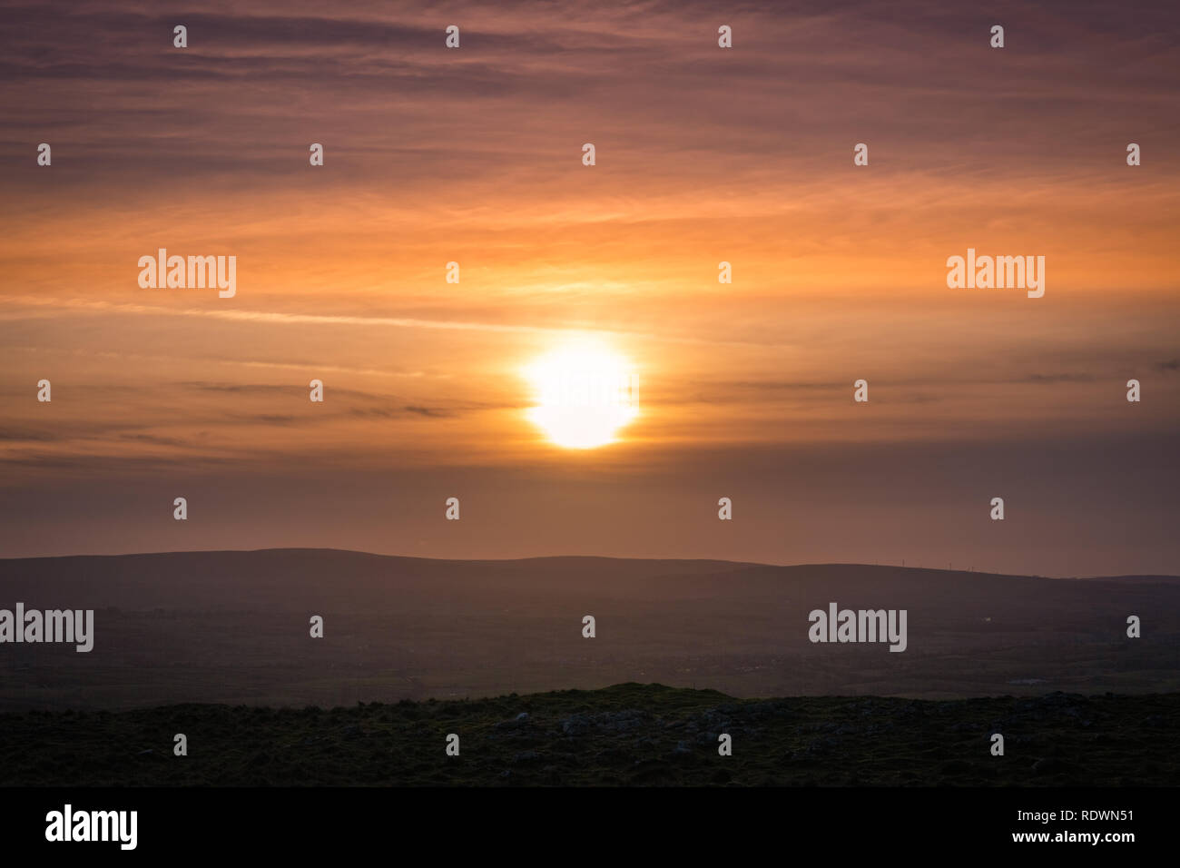 Tramonto o tramonto è il quotidiano la scomparsa del sole sotto l'orizzonte dovuto alla rotazione della Terra. Come osservato dall'Equatore, equinox Sun serie EX Foto Stock