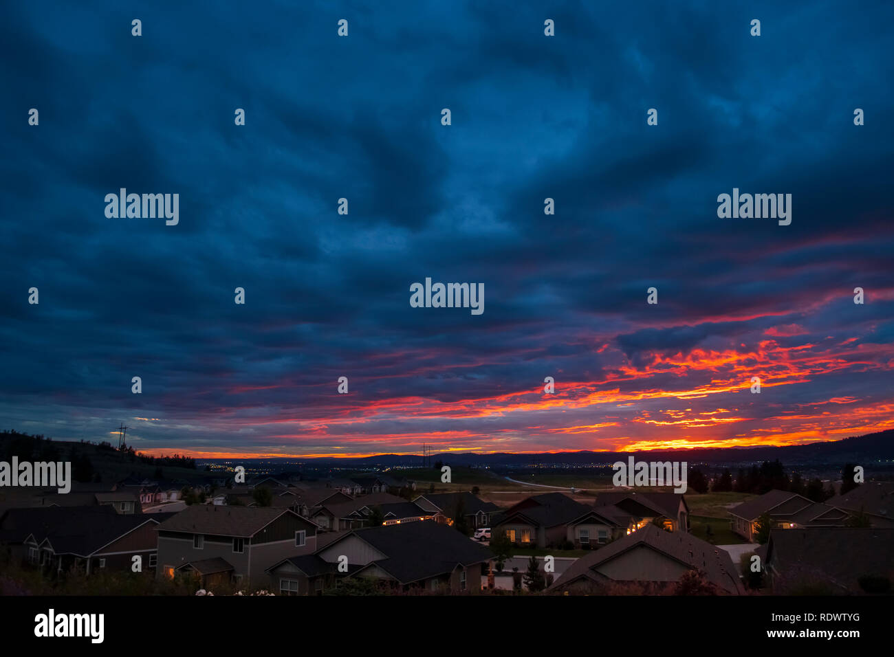 Un colorato il cielo al tramonto che si affacciava su un americano di suddivisione nel nord-ovest del Pacifico. Foto Stock