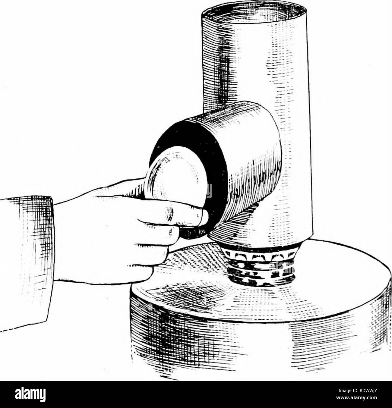 . La produzione di pollame. Il pollame. 202 LA PRODUZIONE DI POLLAME sia avanti e indietro in acqua che è di 103° a 105° F. nel tem- peratura. Pentole di umidità.-padelle basse circa la dimensione dell'uovo vassoi, in cui la sabbia bagnata può essere posizionata per arredare umidità per le uova, dovrebbe essere una parte della apparecchiatura di ogni incubatore utilizzato in qualsiasi ma molto climi umidi (vedere Fig. 99 a L e 101). Fig. 102. Un tester di uovo. I tester delle uova.-Un tester di uovo è una disposizione per trans- sentare la luce attraverso un uovo con lo scopo di scoprire se l'embrione è vivo e in crescita. Ci sono molti stili di teste Foto Stock