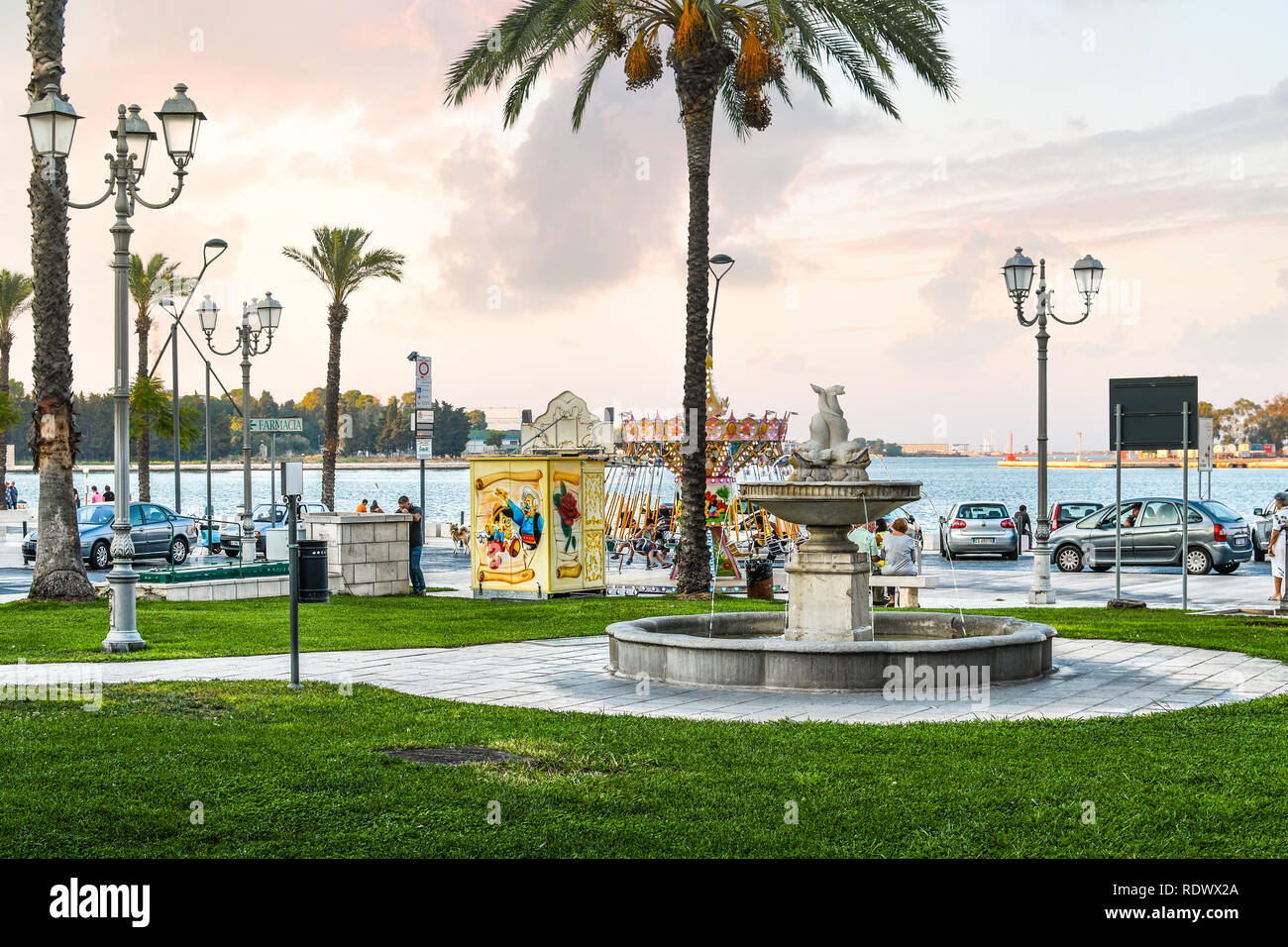 Mattina in un piccolo parco divertimenti presso la Piazza Vittorio Emanuele II lungo la costa del Mare Adriatico a Brindisi, Italia Foto Stock