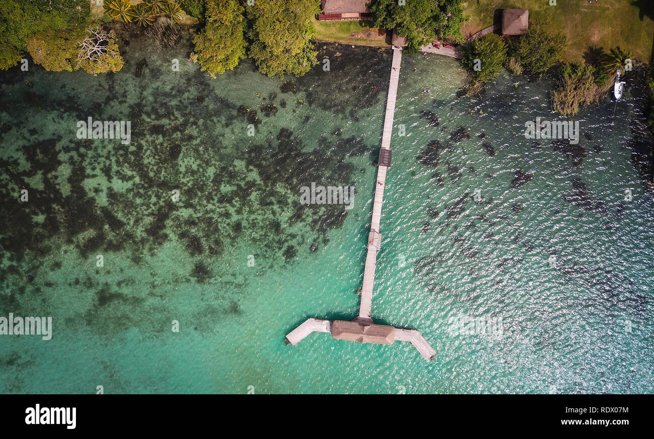 Drone foto dal di sopra sul molo in legno e foresta Foto Stock