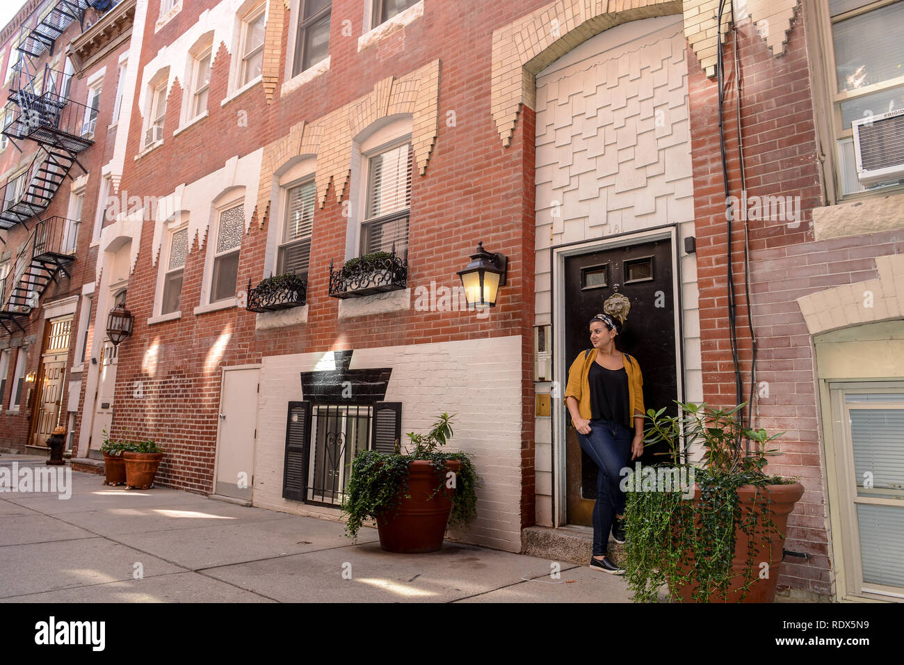 Giovane donna in posa il down town Boston incredibile street porte Foto Stock