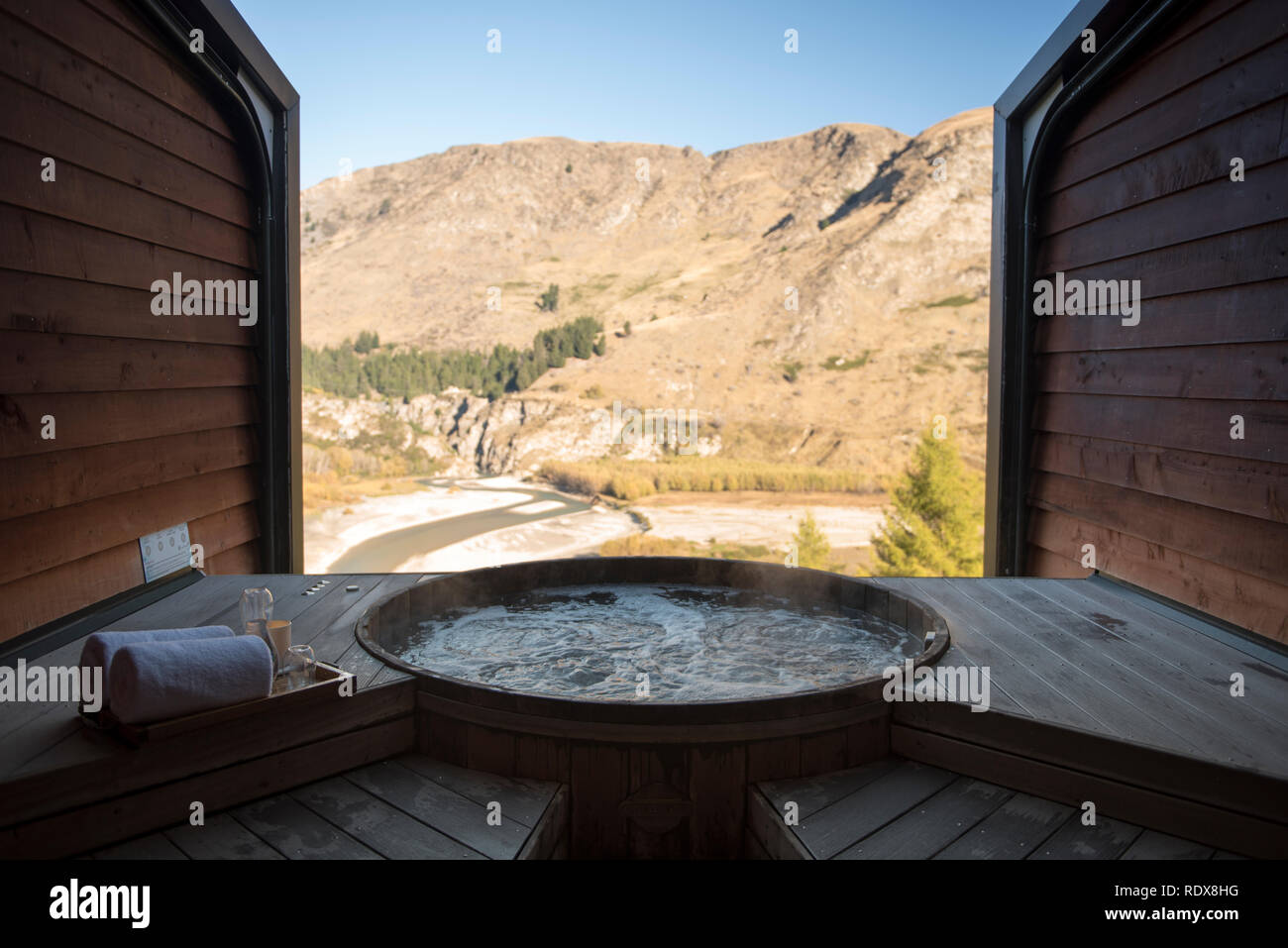 Vista del fiume Shotover e valle da una delle vasche calde all'onsen piscine calde vicino a Queenstown sull'Isola del Sud della Nuova Zelanda. Foto Stock