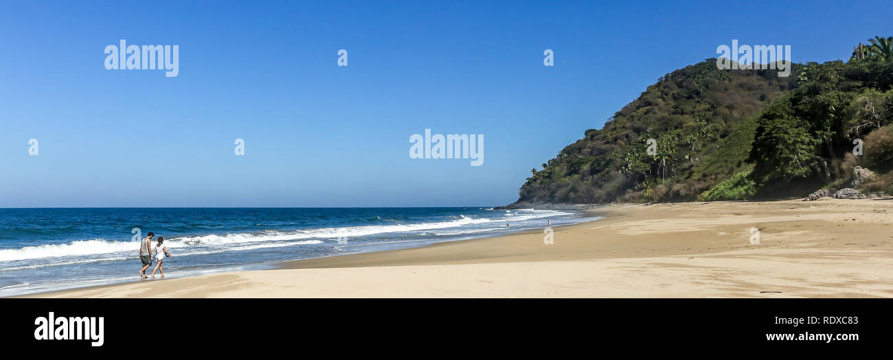 Panorama di coppia giovane camminando sulla splendida sabbia spiaggia tropicale Foto Stock