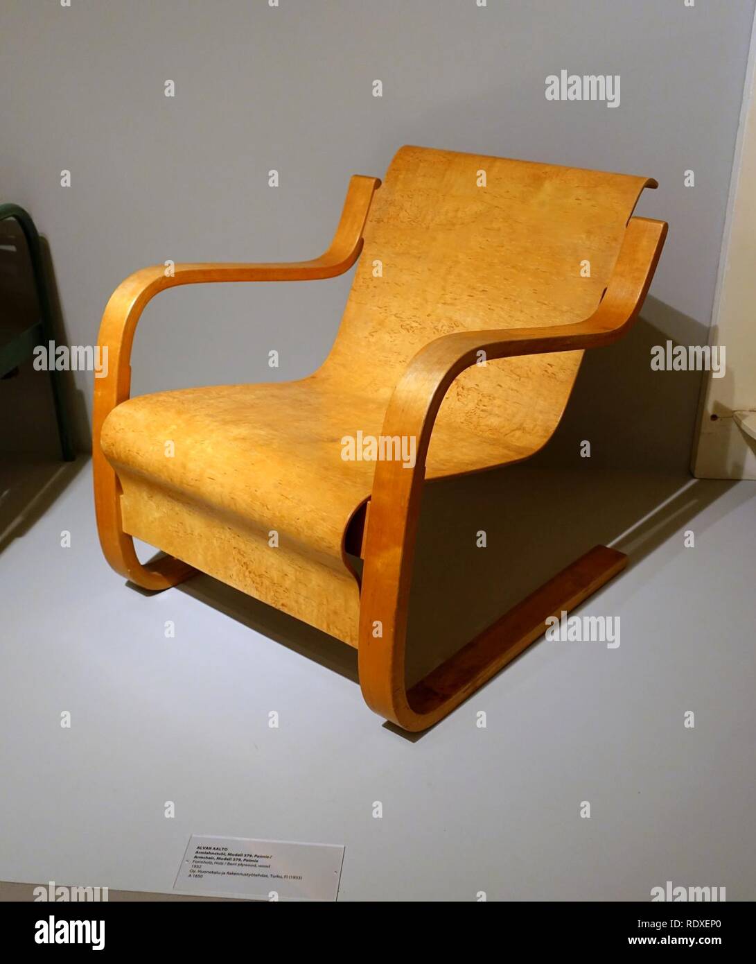 Poltrona, modello 379, Paimio, progettato da Alvar Aalto, O.y. Huonekalu-ja Rakennuslyllehdas A.b., Turku, Finlandia, 1932, compensato curvato, in legno - Foto Stock