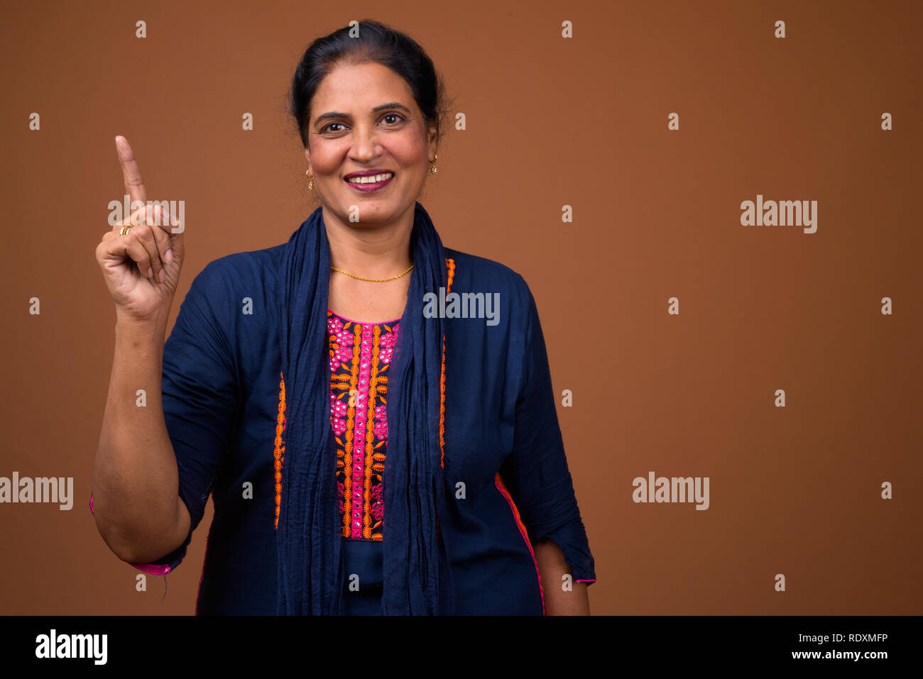 Coppia donna Indiana che puntare il dito in alto e mostra copyspace Foto Stock