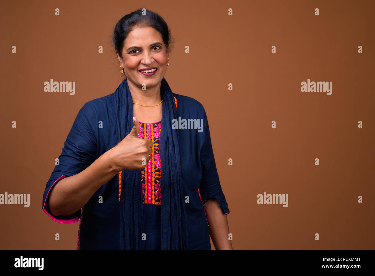 Ritratto di felice donna indiana dando pollice in alto Foto Stock