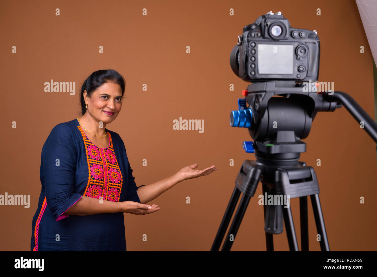 Coppia bella donna indiana vlogging in studio con la fotocamera Foto Stock