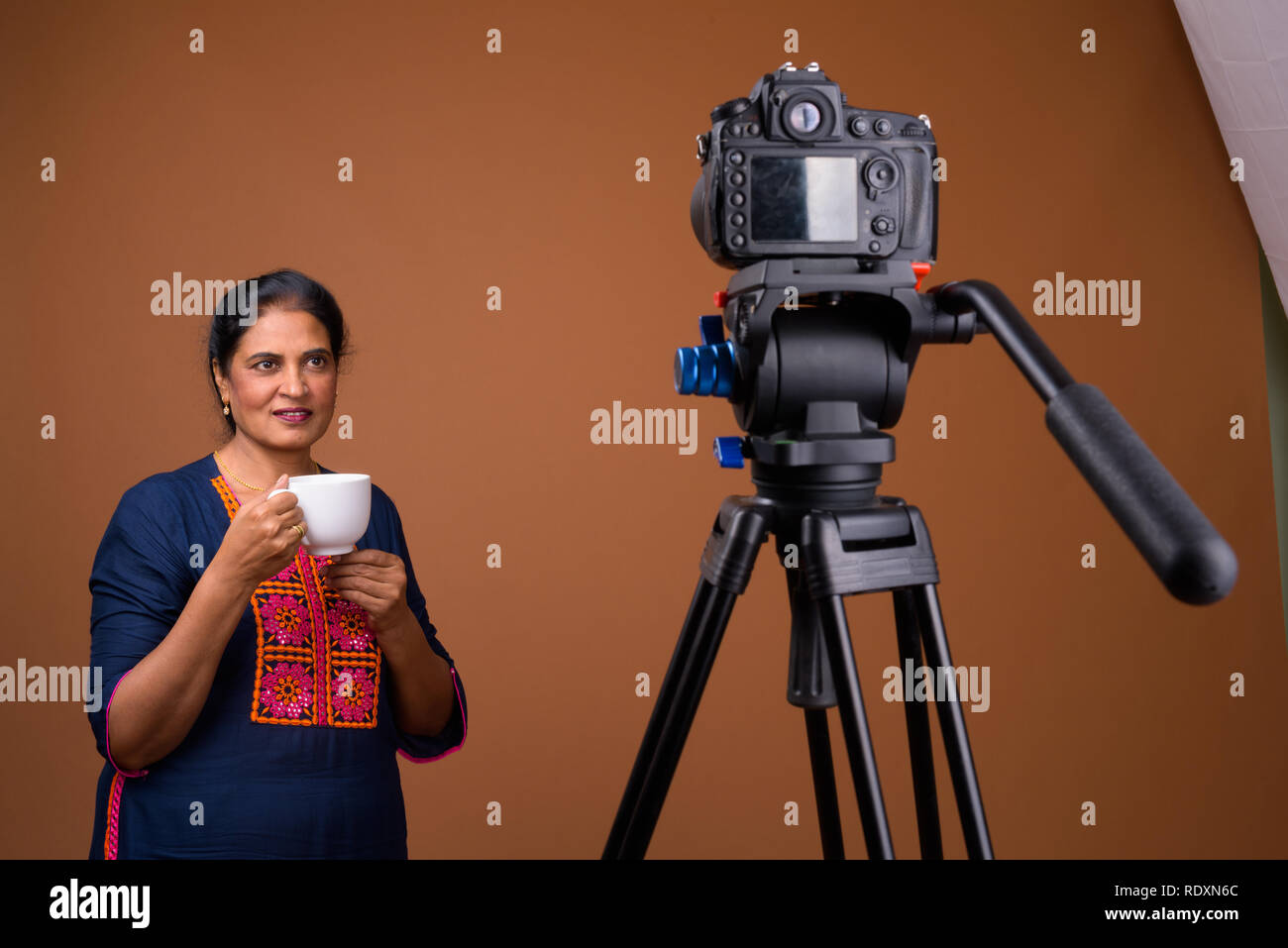 Coppia bella donna indiana vlogging in studio con la fotocamera Foto Stock