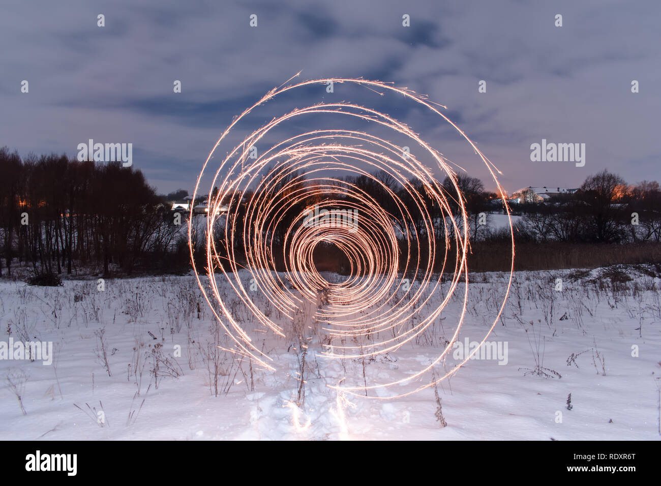 Lunga esposizione. Giallo linee di fuoco. Ogni notte paesaggio invernale. Fantastico tunnel. spazio copia Foto Stock