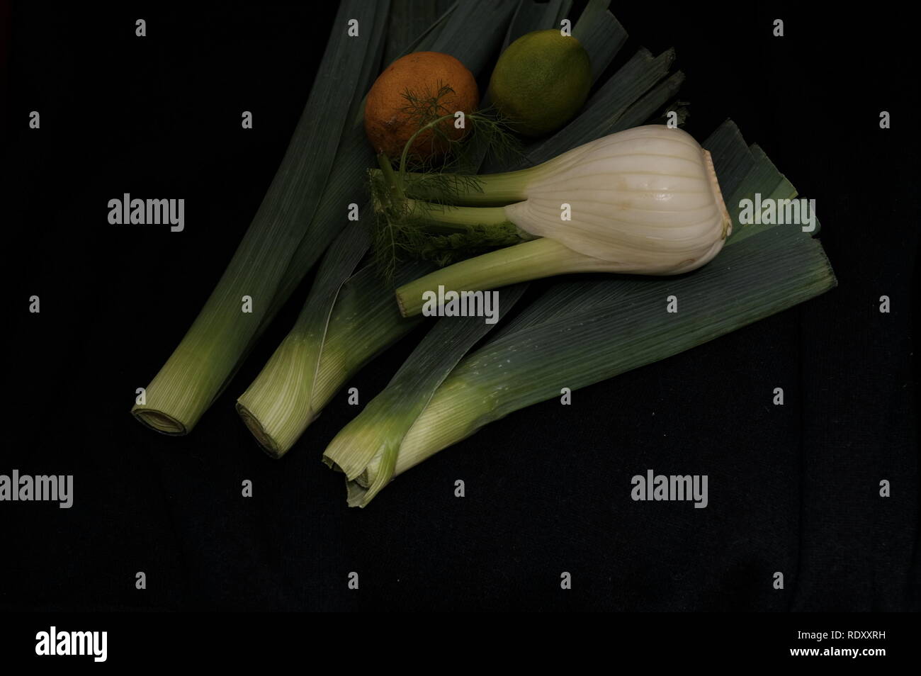 Vegetali di porro still-life disposizione di frutta e verdura Foto Stock