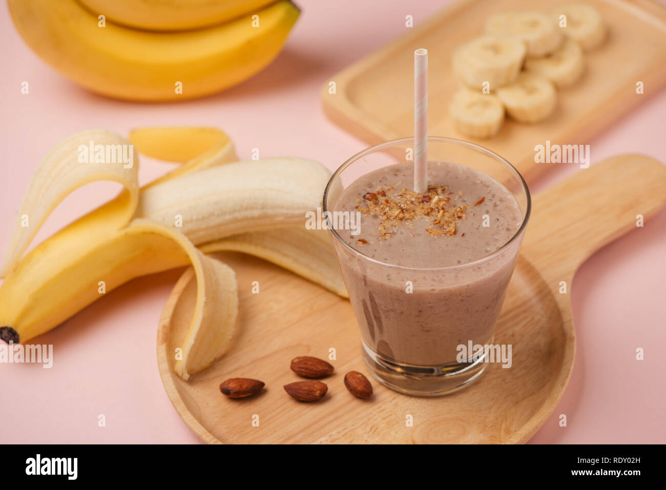 Fatta fresca frullato di Banana su sfondo rosa Foto Stock