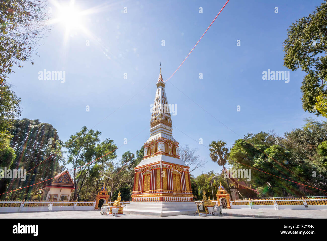 Immagine retroilluminata, sunrise, pagoda, tempio thailandese, religione buddista, cielo luminoso Foto Stock