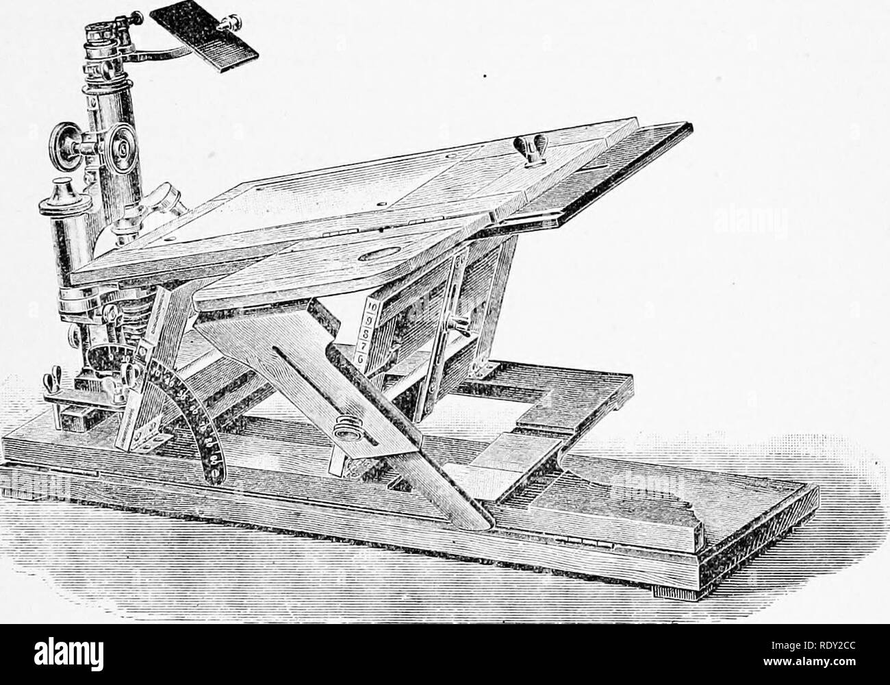 . Il microscopio : introduzione ai metodi microscopici e istologia. Microscopi. en. -V] disegni per i modelli 329 di un foglio per uno o 3 fogli per 4 sezioni. In questo caso si omette ogni quarta sezione nel disegno, così : 1st, 2d e 3d sezioni verrebbe trascinata ; quindi il 5°, 6° e 7° ; 9th, 10th, ennesimo, ecc., ogni quarto essendo omessa. (D) Se per il modello appena considerato uno aveva r9^ mm. o 900/; carta poi 750-^-900=4. Che ci deve essere di 5 fogli di carta per ogni 6 sezioni. In tal caso ogni sesta sezione sarebbe omesso nel disegno come ogni quarta sezione è stata omitt Foto Stock