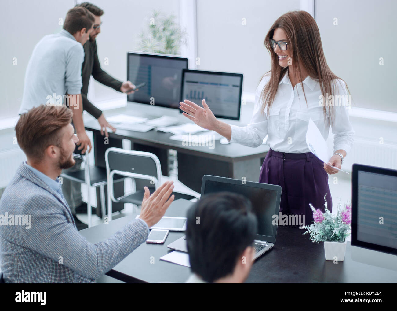 I dipendenti per discutere di nuove idee. Foto Stock