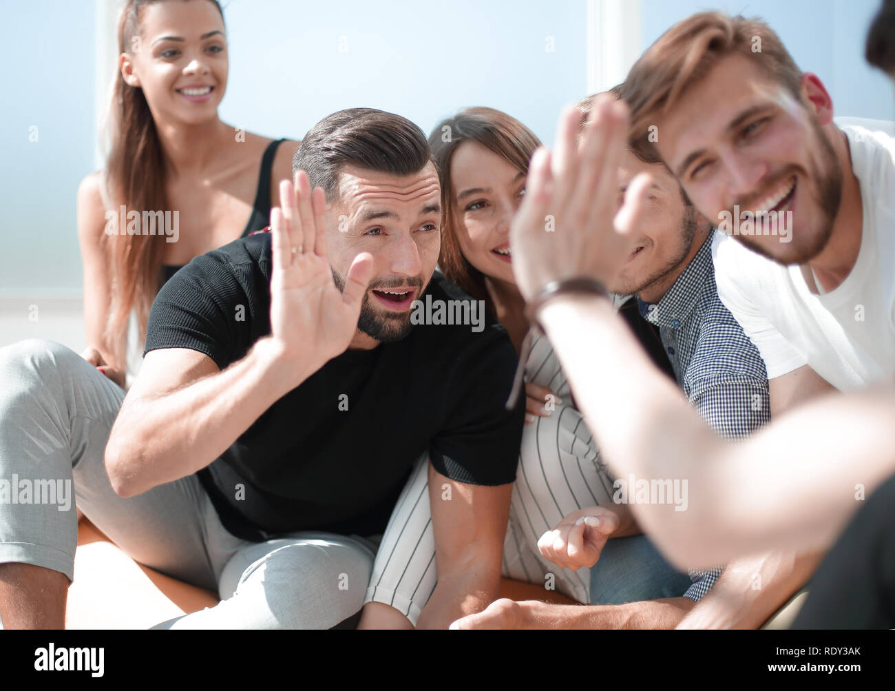 I dipendenti giovani dando a ogni altro un alto cinque. Foto Stock