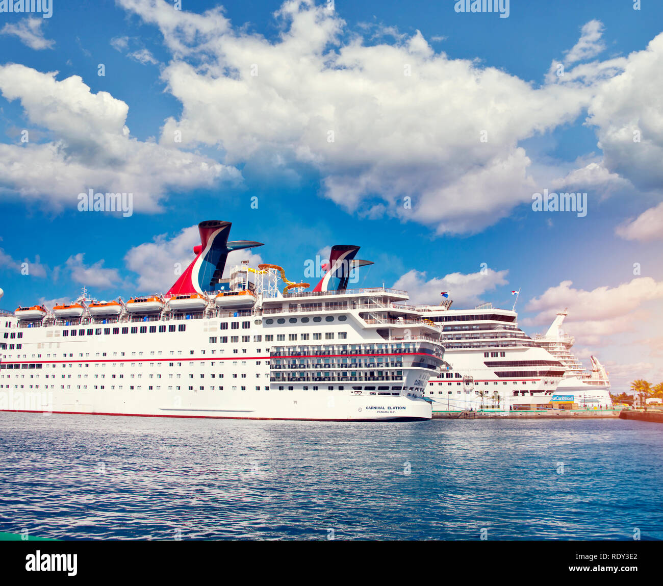 NASSAU, BAHAMAS - Gennaio 7 ,2019.navi da crociera ormeggiata nel porto di Nassau. Per solo uso editoriale Foto Stock