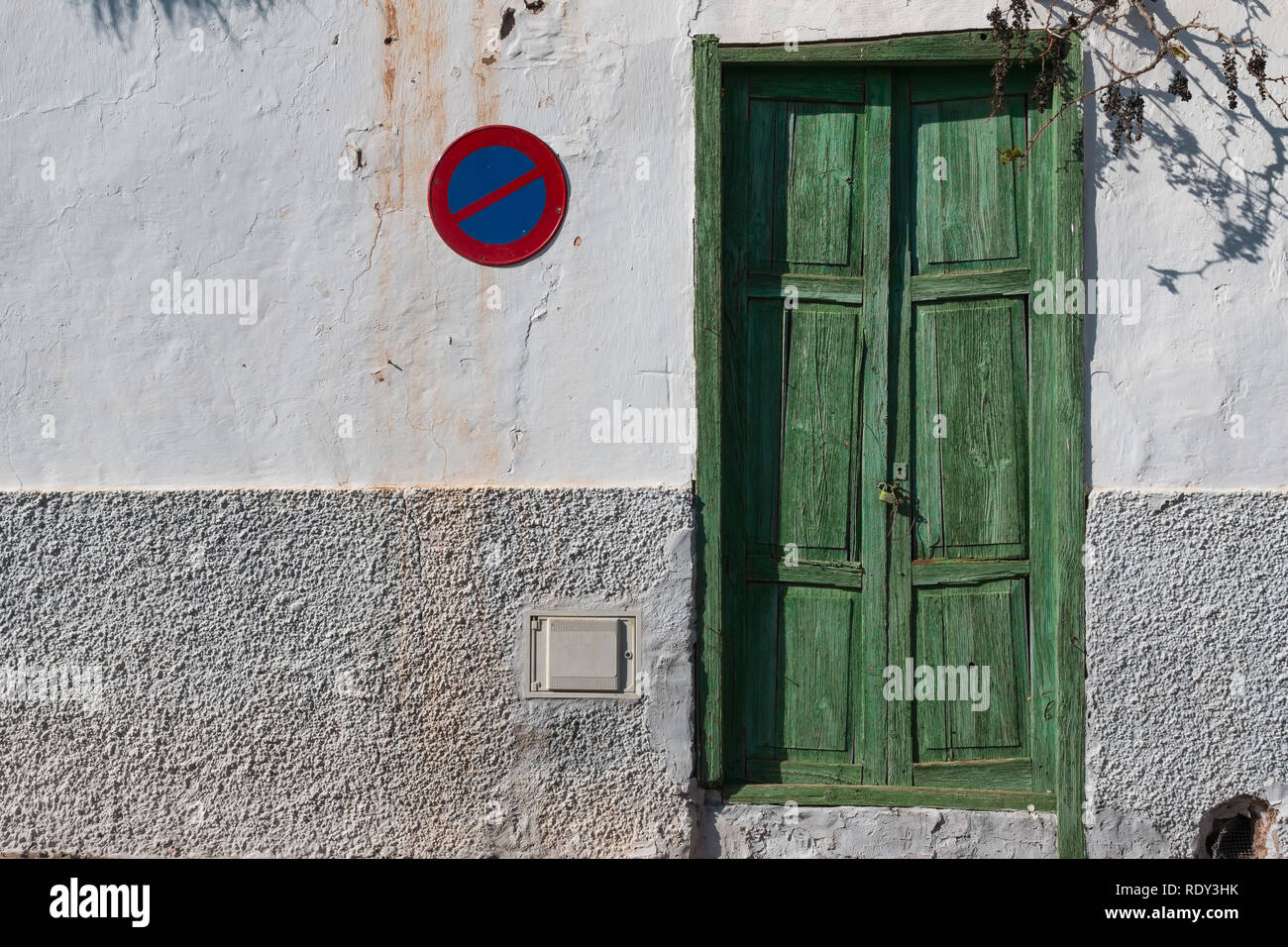Muro di casa con una porta e un segno di divieto di contenimento - Non parcheggio Foto Stock