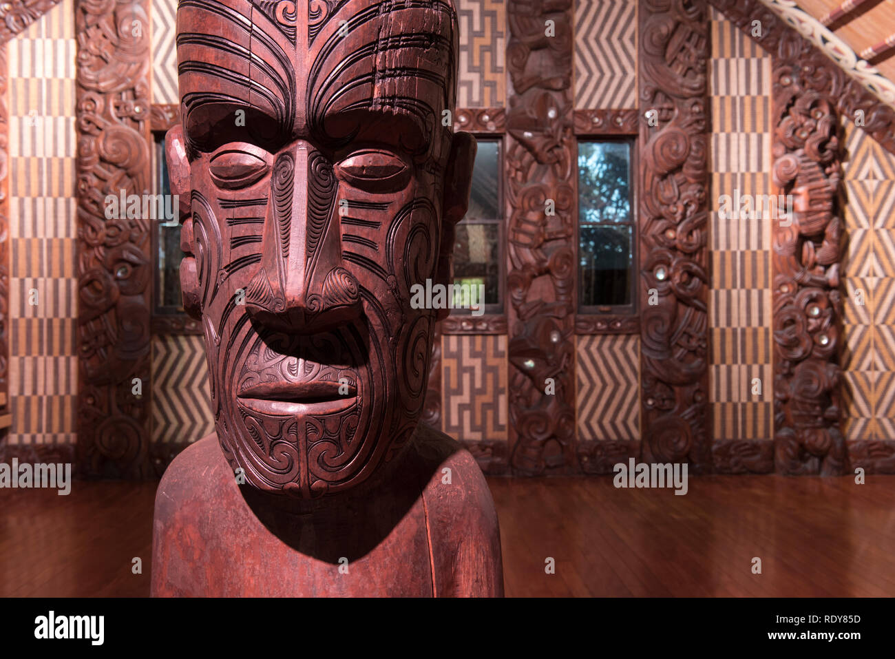 Te Whare Rūnanga (la casa di assemblaggio). La Waitangi Treaty Grounds è il luogo dove i capi Maori prima firmato il loro accordo con la corona britannica Foto Stock