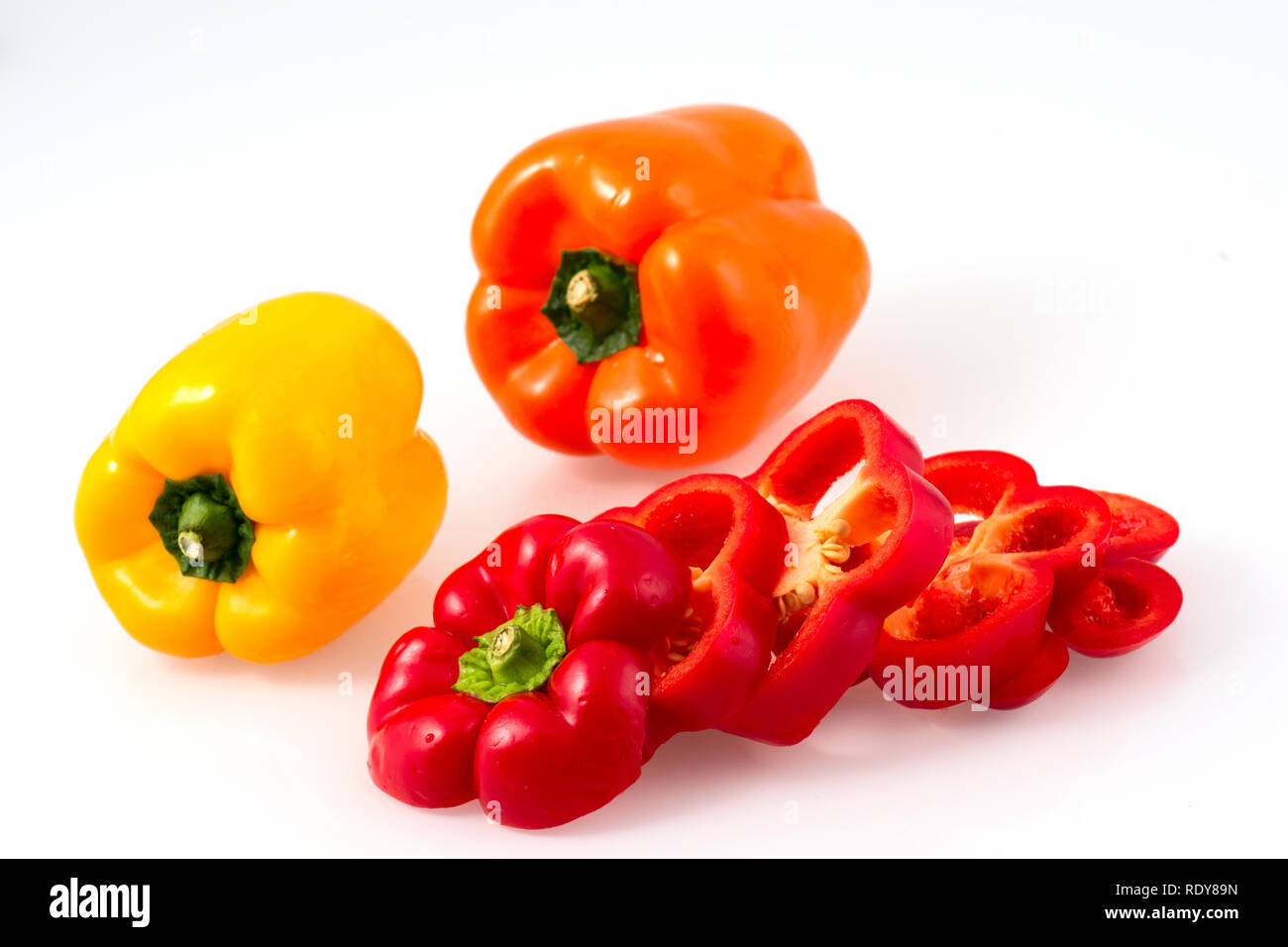 Il rosso e il giallo dei peperoni isolato su bianco Foto Stock