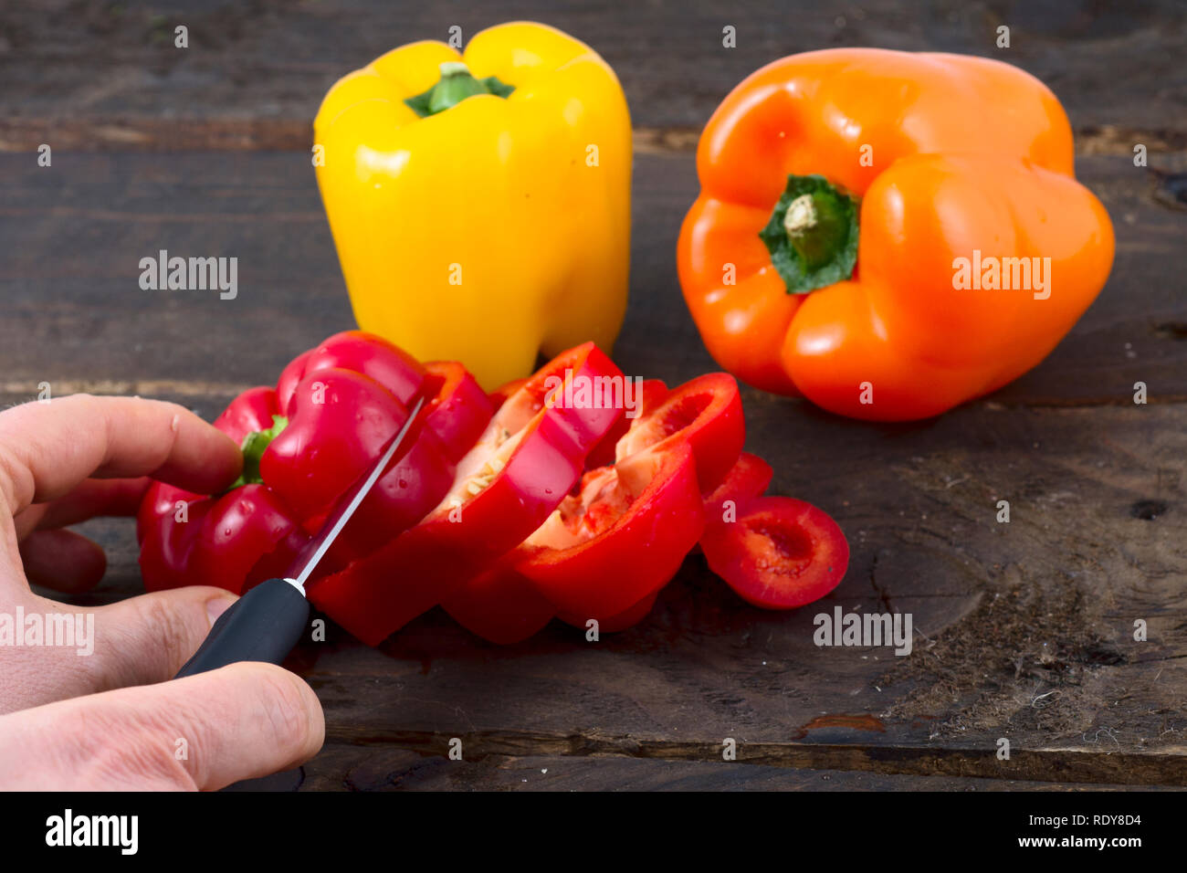 Processo di taglio i peperoni a fette Foto Stock