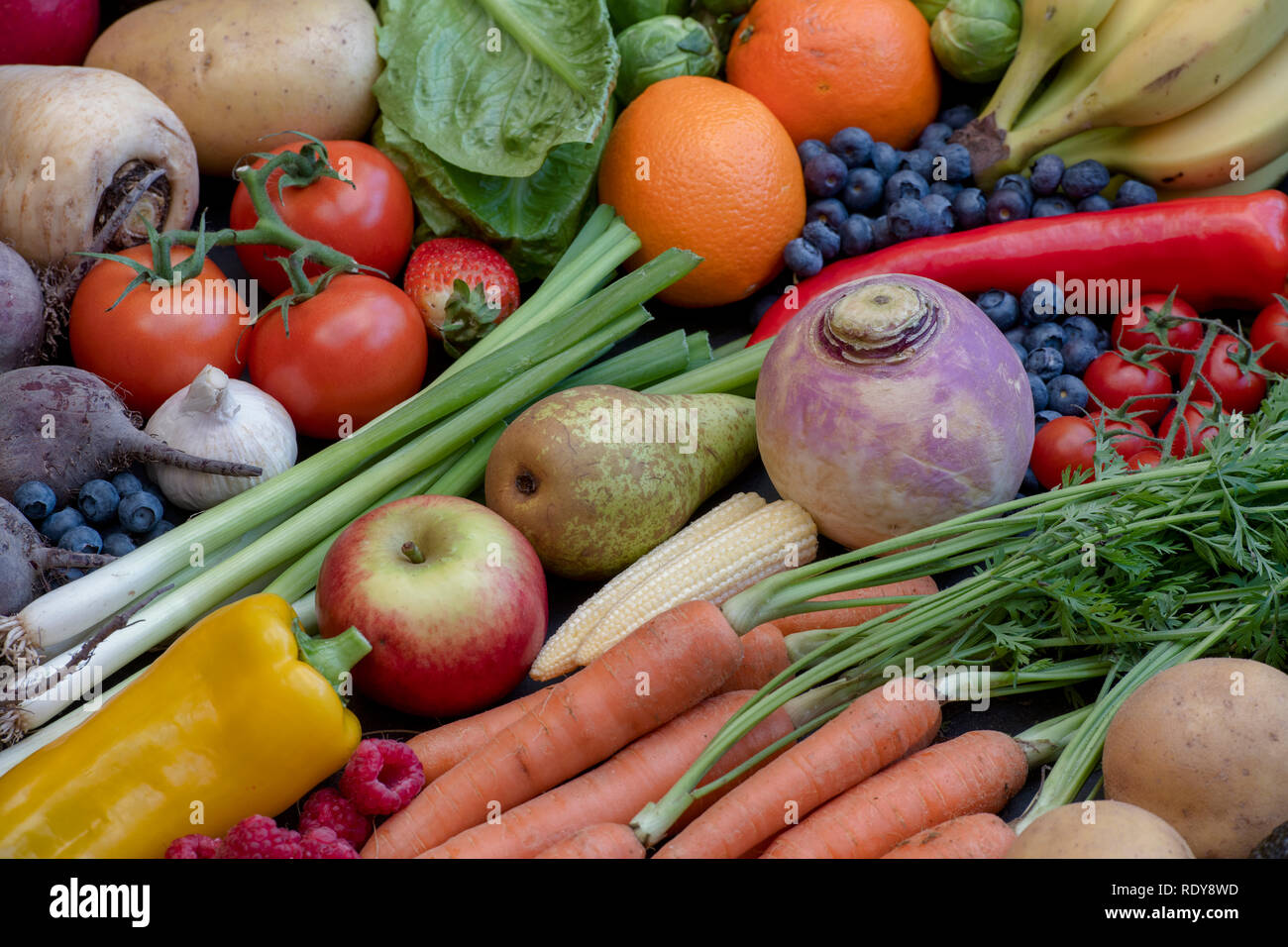 Frutta e verdura sull'ardesia Foto Stock