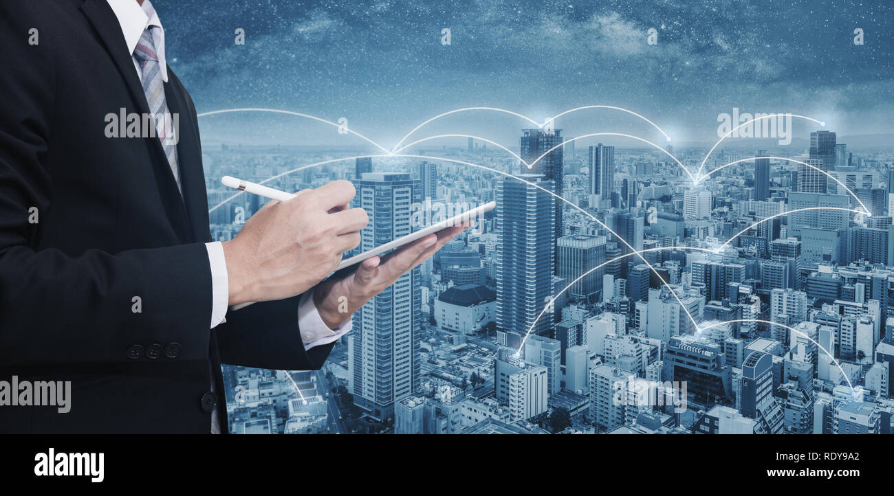 La doppia esposizione imprenditore utilizzando tavoletta digitale e il paesaggio urbano. Business Network, blockchain tecnologia e connessione a internet Foto Stock