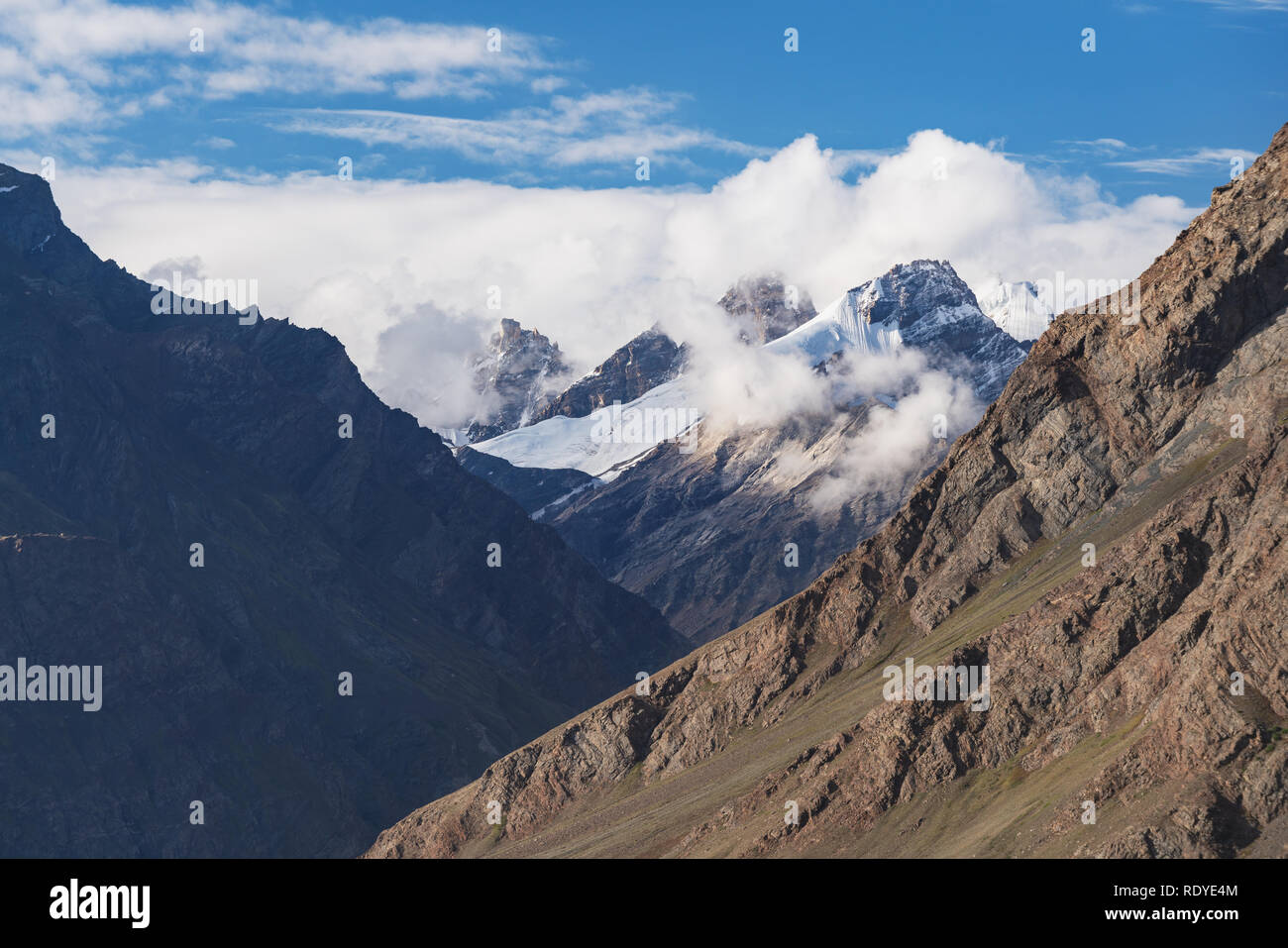 Cresta delle Montagne Paesaggio con cielo blu e nuvole bianche Foto Stock